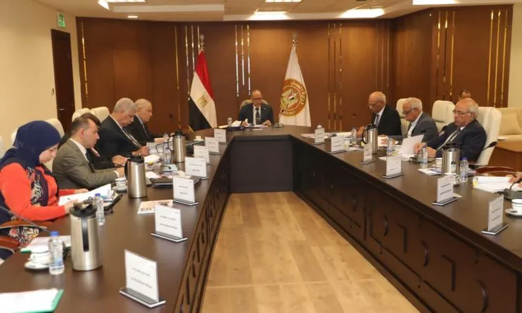 وزير العمل: توزيع 2 مليار جنيه مساعدات على 429301 عامل منذ إطلاق صندوق إعانات الطوارئ وزير العمل: توزيع 2 مليار جنيه مساعدات على 429301 عامل منذ إطلاق صندوق إعانات الطوارئ