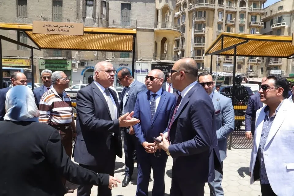 وزير العمل ومحافظ القاهرة يتفقدان أماكن انتظار عمال التراحيل بباب الشعرية وزير العمل ومحافظ القاهرة يتفقدان أماكن انتظار عمال التراحيل بباب الشعرية