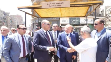 وزير العمل ومحافظ القاهرة يتفقدان مقاعد انتظار مُجهزة لعمال التراحيل بباب الشعرية