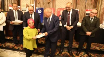 وزير العمل ومحافظ القاهرة يسلمان 64 عقد عمل لذوي الهمم في شركات خاصة