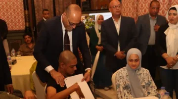 وزير العمل ومحافظ القاهرة يُسلمان عقود توظيف لذوي همم بشركات القطاع الخاص