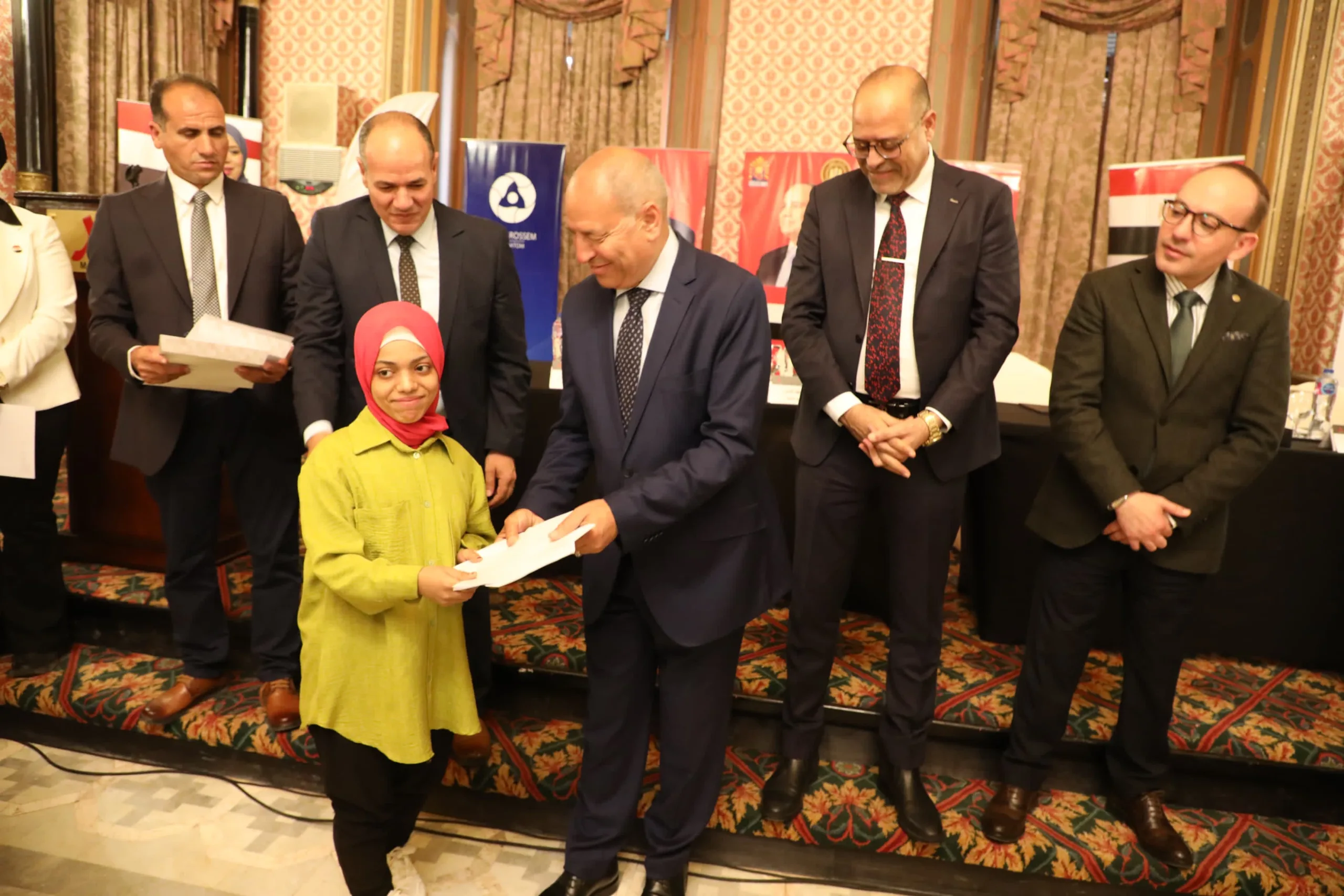 وزير العمل ومحافظ القاهرة يُسلمان عقود عمل جديدة لذوي همم بشركات القطاع الخاص وزير العمل ومحافظ القاهرة يُسلمان عقود عمل جديدة لذوي همم بشركات القطاع الخاص