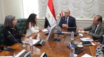 وزير العمل يستعرض مساعي تحسين شروط العمل لصالح ‘طرفي الإنتاج’