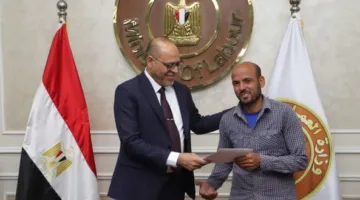 وزير العمل يسلم عقود عمل للمتقدمين على فرص عمل بالإمارات