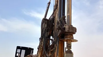 وزير الكهرباء يقوم بجولة تفقدية لبرجي عبور قناة السويس في مشروع الربط الكهربائي بين مصر والسعودية الضخم.