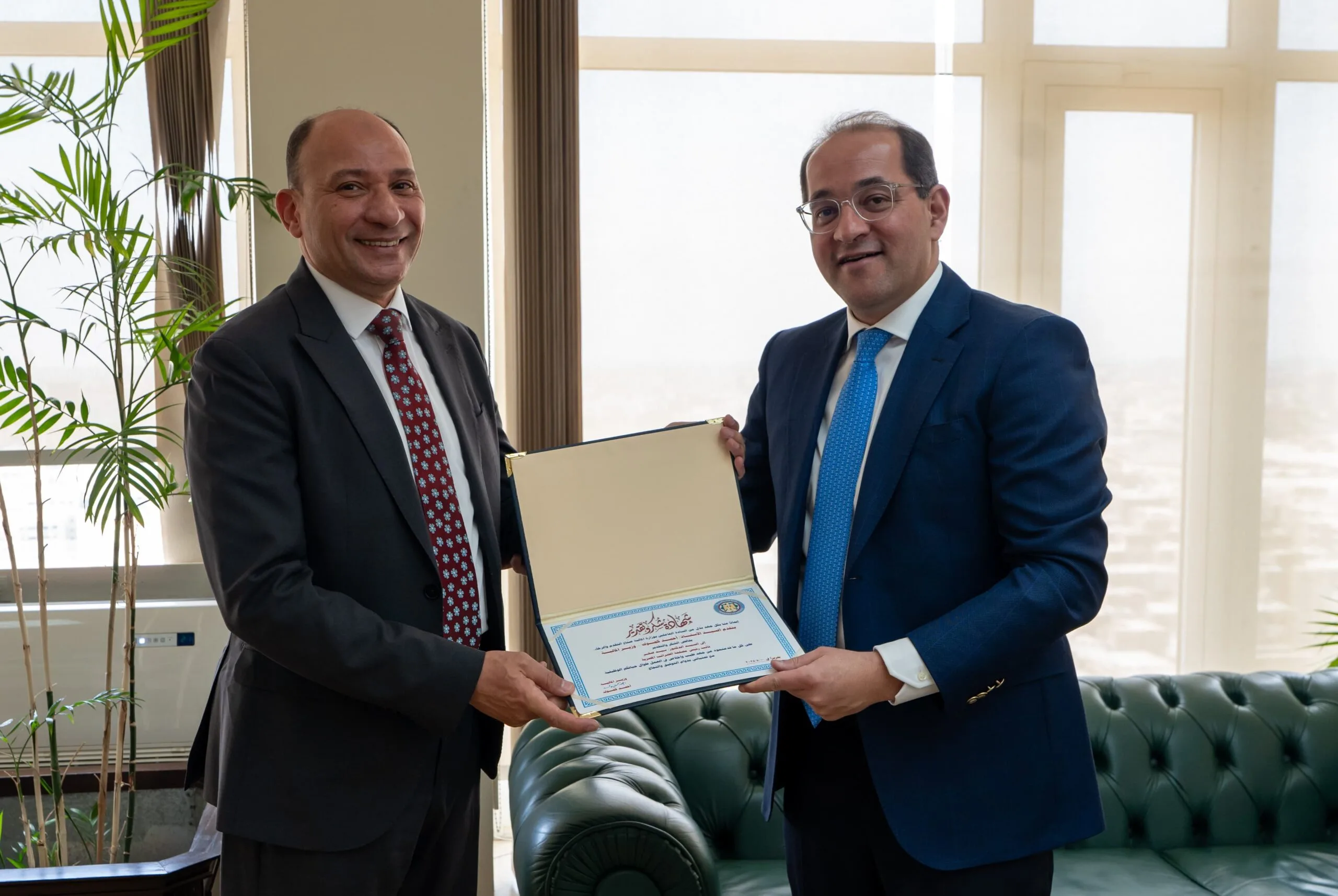 وزير المالية ي honored نائب رئيس مصلحة الضرائب بمناسبة وصوله إلى سن التقاعد وزير المالية ي honored نائب رئيس مصلحة الضرائب بمناسبة وصوله إلى سن التقاعد