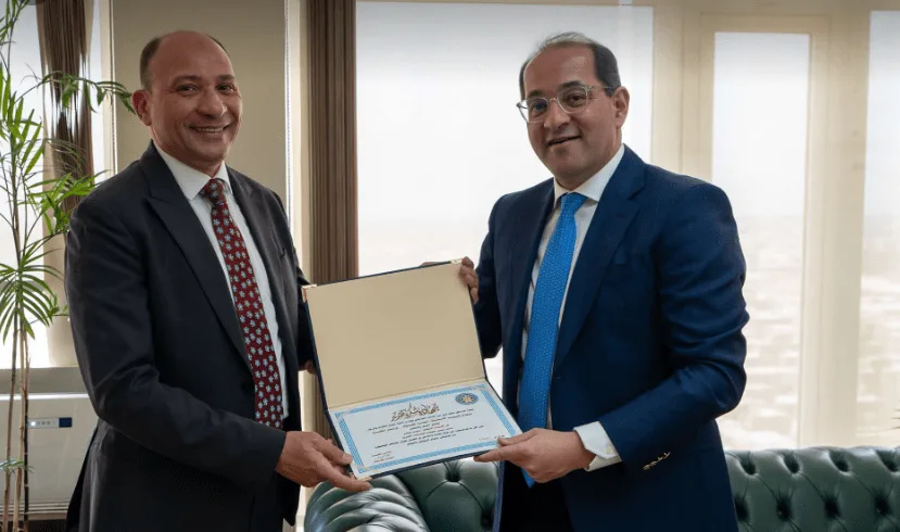 وزير المالية يكرم نائب رئيس هيئة الضرائب بمناسبة تقاعده وزير المالية يكرم نائب رئيس هيئة الضرائب بمناسبة تقاعده