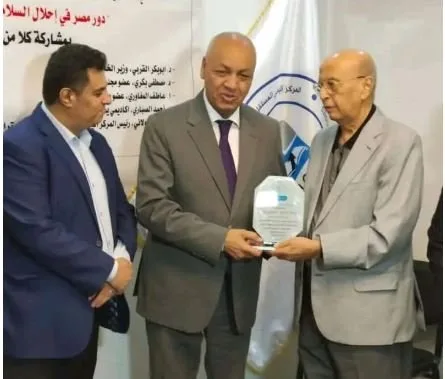 وزير خارجية اليمن الأسبق أبو بكر القربي يقدّم تكريمًا للنائب مصطفى بكري وزير خارجية اليمن الأسبق أبو بكر القربي يقدّم تكريمًا للنائب مصطفى بكري