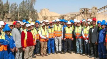 وزير قطاع الأعمال: العمال هم القلب النابض للعملية الإنتاجية وأساس التنمية