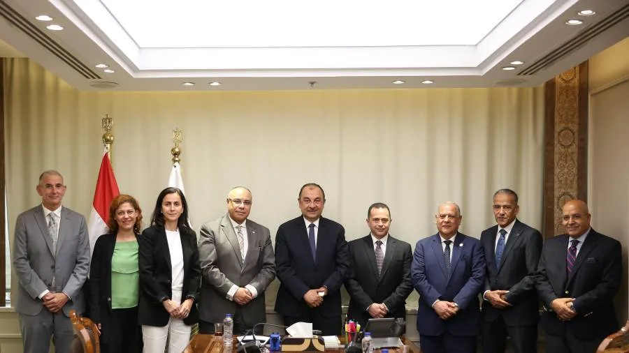 وزير قطاع الأعمال يراقب عملية إعادة تشغيل مصنع الأنود في العين السخنة وزير قطاع الأعمال يراقب عملية إعادة تشغيل مصنع الأنود في العين السخنة
