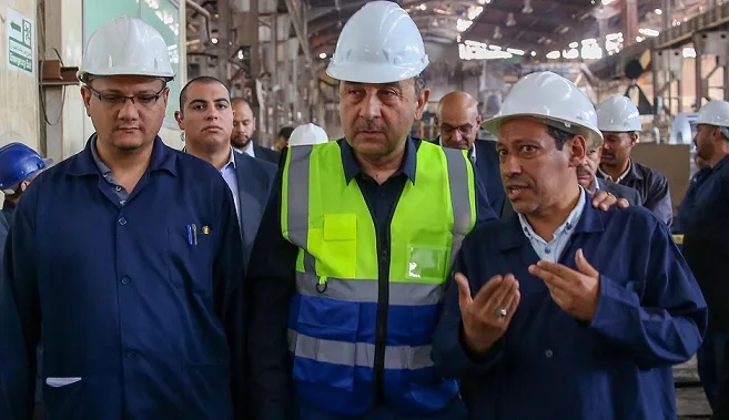 وزير قطاع الأعمال يزور مصانع النحاس في التبين ويحث على تحسين الإنتاج وزيادة الكفاءة التشغيلية