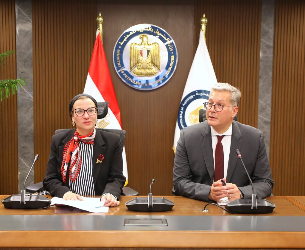 وزيرا البترول والبيئة يبحثان خفض الانبعاثات الكربونية في مصر وزيرا البترول والبيئة يبحثان خفض الانبعاثات الكربونية في مصر