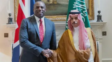 وزيرا خارجية السعودية وبريطانيا يبحثان مستجدات الأوضاع