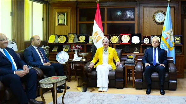 وزيرة البيئة: لدينا قائمة بالشركات المعتمدة لجميع مراحل إدارة النفايات الصلبة. وزيرة البيئة: لدينا قائمة بالشركات المعتمدة لجميع مراحل إدارة النفايات الصلبة.