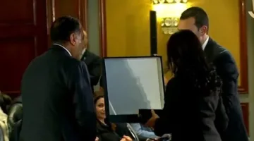 وزيرة التضامن تقدم هدية تذكارية لرئيس الوزراء تحمل شعار تكافل وكرامة