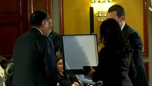 وزيرة التضامن تقدم هدية تذكارية لرئيس الوزراء تحمل شعار تكافل وكرامة وزيرة التضامن تقدم هدية تذكارية لرئيس الوزراء تحمل شعار تكافل وكرامة