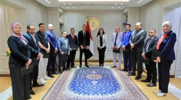 وزيرة التضامن تكرم اللجنة العليا للتشريعات بالوزارة