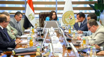 وزيرة التنمية المحلية تتابع مع قيادات الوزارة سير العمل في 16 مركزا تكنولوجيا بـ9 محافظات
