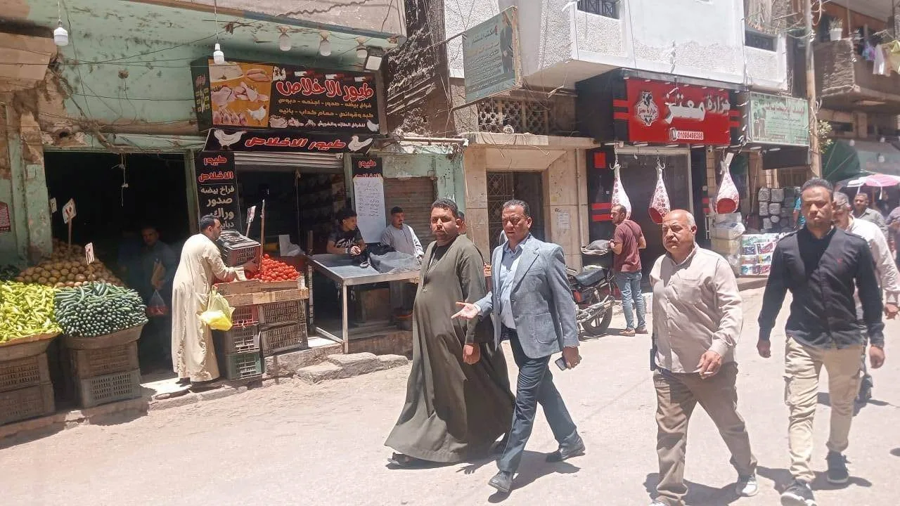 وسط ترحيب شعبي.. إزالة إشغالات شارع رياض بأسيوط بعد سنوات من العشوائية والتعديات.. صور وسط ترحيب شعبي.. إزالة إشغالات شارع رياض بأسيوط بعد سنوات من العشوائية والتعديات.. صور