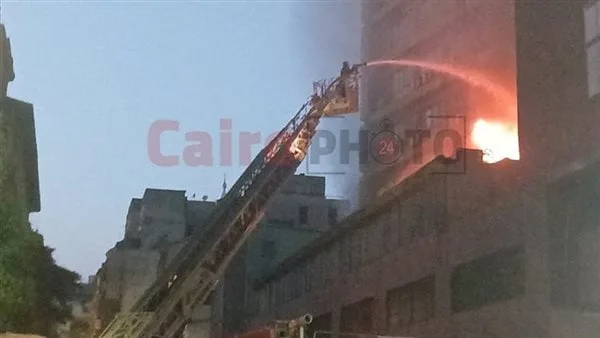 وسط محاولات السيطرة.. امتداد النيران لشركة أدوية مجاورة لحريق عمارة بنك القاهرة في وسط البلد وسط محاولات السيطرة.. امتداد النيران لشركة أدوية مجاورة لحريق عمارة بنك القاهرة في وسط البلد