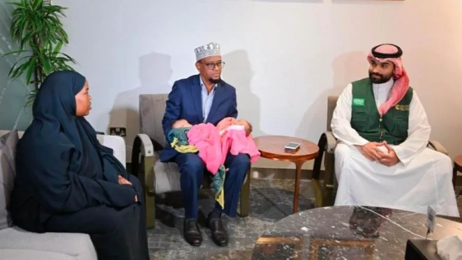 وصول التوأم الملتصق الصومالي "رحمة ورملا" إلى الرياض وصول التوأم الملتصق الصومالي "رحمة ورملا" إلى الرياض