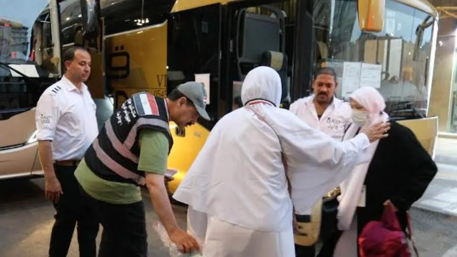 وصول الدفعة الأخيرة من حجاج الجمعيات الأهلية إلى الأراضي المقدسة اليوم وصول الدفعة الأخيرة من حجاج الجمعيات الأهلية إلى الأراضي المقدسة اليوم