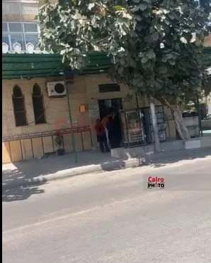 وصول جثمان الفنان نعيم عيسى إلى مسجد المنارة بالإسكندرية استعدادًا لصلاة الجنازة عليه
