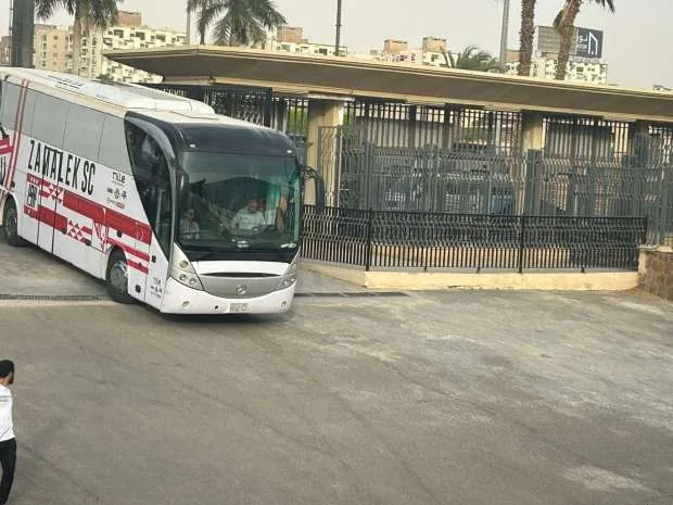 وصول حافلة الزمالك لملاقاة بيراميدز.. وعودة أحمد حمدي بعد الإصابة