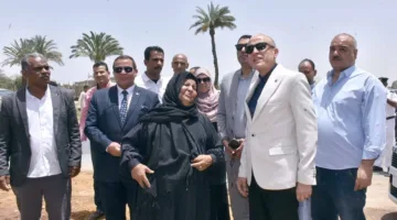 وعد وفى به.. محافظ الأقصر يزور سيدة الميكروباص في منزلها بالرزيقات