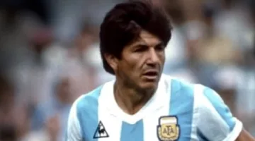 وفاة لويس جالفان نجم الأرجنتين المتوج بمونديال 1978 عن عمر 77 عامًا