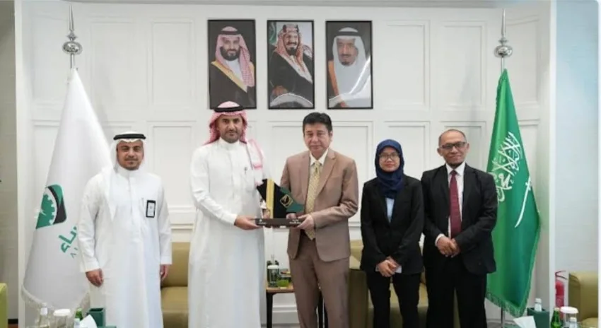 وفد من إندونيسيا يستكشف طرق تعزيز التعاون الاقتصادي والتجاري في غرفة الأحساء