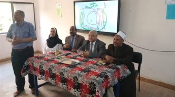 «وكيل التعليم» يشارك بعدد من الندوات والأنشطة الطلابية بمدارس الأقصر (صور)