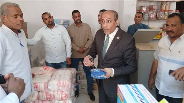 «وكيل التموين» يقود حملة تفتيشية موسعة علي الأسواق جنوب الأقصر (صور) «وكيل التموين» يقود حملة تفتيشية موسعة علي الأسواق جنوب الأقصر (صور)