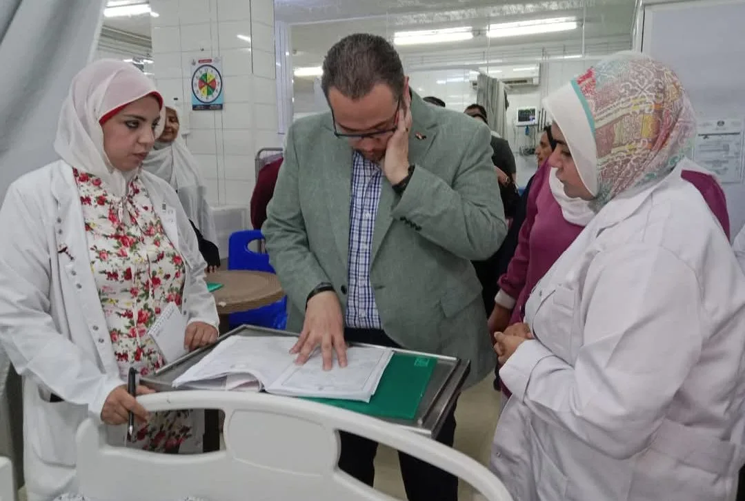 وكيل الطب العلاجي في الدقهلية يقوم بجولة لمستشفى ميت غمر لمتابعة الاستعدادات للخدمات الطبية الجديدة.