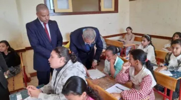 وكيل وزارة التعليم بمحافظة الوادي الجديد يراقب عمليات امتحانات النقل في الداخلة وبلاط