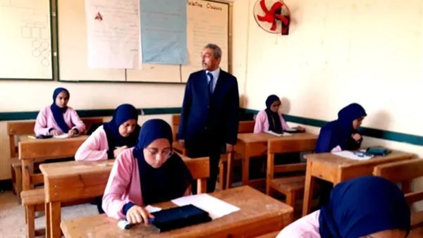 وكيل وزارة التعليم في الوادي الجديد يستمر في جولاته لمراقبة الامتحانات في المدارس الثانوية
