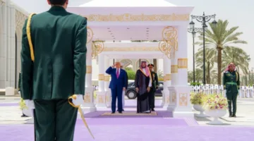 ولي العهد يرحب برئيس الولايات المتحدة في الديوان الملكي بقصر اليمامة ويقيم مأدبة غداء رسمية تقديرًا له.