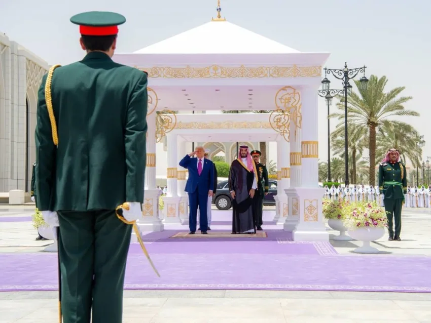 ولي العهد يرحب برئيس الولايات المتحدة في الديوان الملكي بقصر اليمامة ويقيم مأدبة غداء رسمية تقديرًا له. ولي العهد يرحب برئيس الولايات المتحدة في الديوان الملكي بقصر اليمامة ويقيم مأدبة غداء رسمية تقديرًا له.