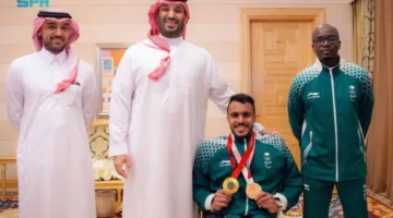 ولي العهد يلتقي بالقرشي الفائز بميدالية ذهبية في الألعاب البارالمبية بباريس