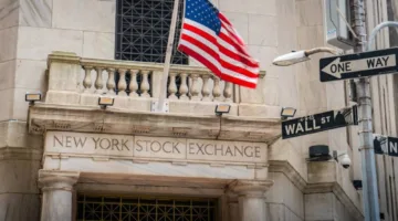 وول ستريت تبدأ التداولات بارتفاع مع دعم من قرار قضائي وأرباح «إنفيديا»