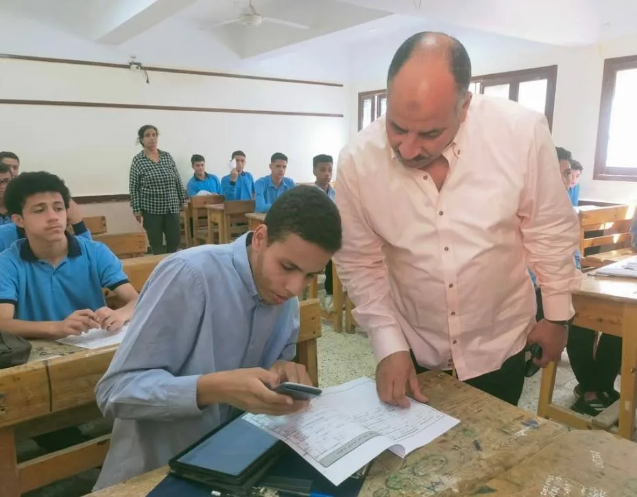 وكيل وزارة التعليم بالمنيا يزور لجان امتحانات النقل ويؤكد على حظر دخول الهواتف المحمولة. وكيل وزارة التعليم بالمنيا يزور لجان امتحانات النقل ويؤكد على حظر دخول الهواتف المحمولة.