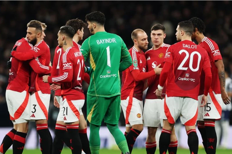 يونايتد يفتح الباب لعودة حارسه السابق من الدوري الإيطالي يونايتد يفتح الباب لعودة حارسه السابق من الدوري الإيطالي