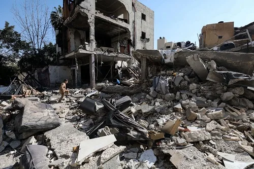 الضفة الغربية: قوات الاحتلال الإسرائيلي تقوم بت demolition منازل ومتاجر في مخيم جنين