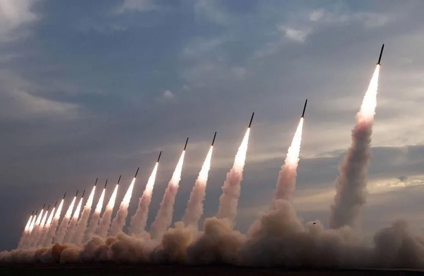 طهران تعتمد على صواريخ بوزن 1.5 طن ولم تستخدم حتى الآن قوة أكبر. طهران تعتمد على صواريخ بوزن 1.5 طن ولم تستخدم حتى الآن قوة أكبر.