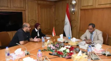 محافظ قنا يعقد اجتماعاً لمناقشة شكاوى المواطنين ويشدد على أهمية تلبية احتياجاتهم كأولوية رئيسية.
