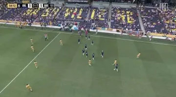 10 صور توثق أزمة إيقاف مباراة أوكلاند سيتي وبوكا جونيورز في بطولة كأس العالم