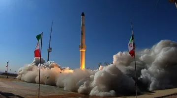 الجيش الإسرائيلي يبدأ تحقيقًا بشأن إطلاق صاروخ إيراني مزود برأس متفجر يزن أكثر من طن.