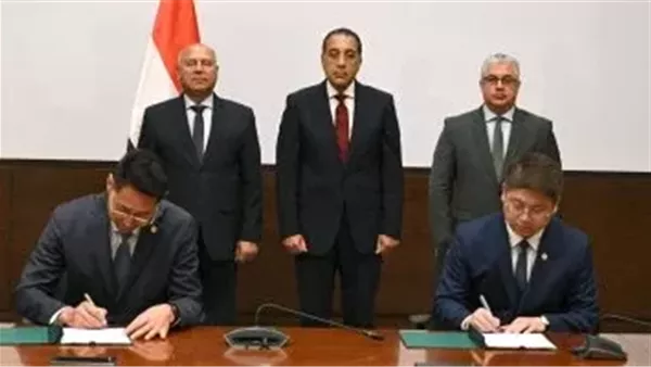 رئيس الوزراء يشارك في توقيع عقد لتوريد مستلزمات الطاقة الشمسية بقيمة 200 مليون دولار رئيس الوزراء يشارك في توقيع عقد لتوريد مستلزمات الطاقة الشمسية بقيمة 200 مليون دولار