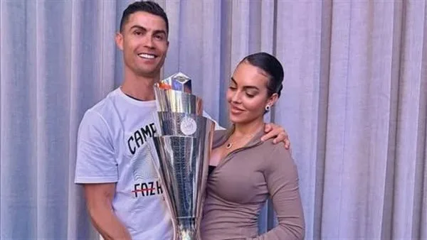 رونالدو يحتفل بفوز البرتغال بكأس الأمم الأوروبية برفقة جورجينا رونالدو يحتفل بفوز البرتغال بكأس الأمم الأوروبية برفقة جورجينا