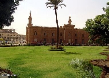 استمرار أعمال الترميم والتأهيل لمجمع مسجد الخرطوم التاريخي بعد تعرضه للنهب والتدمير من قبل المليشيات